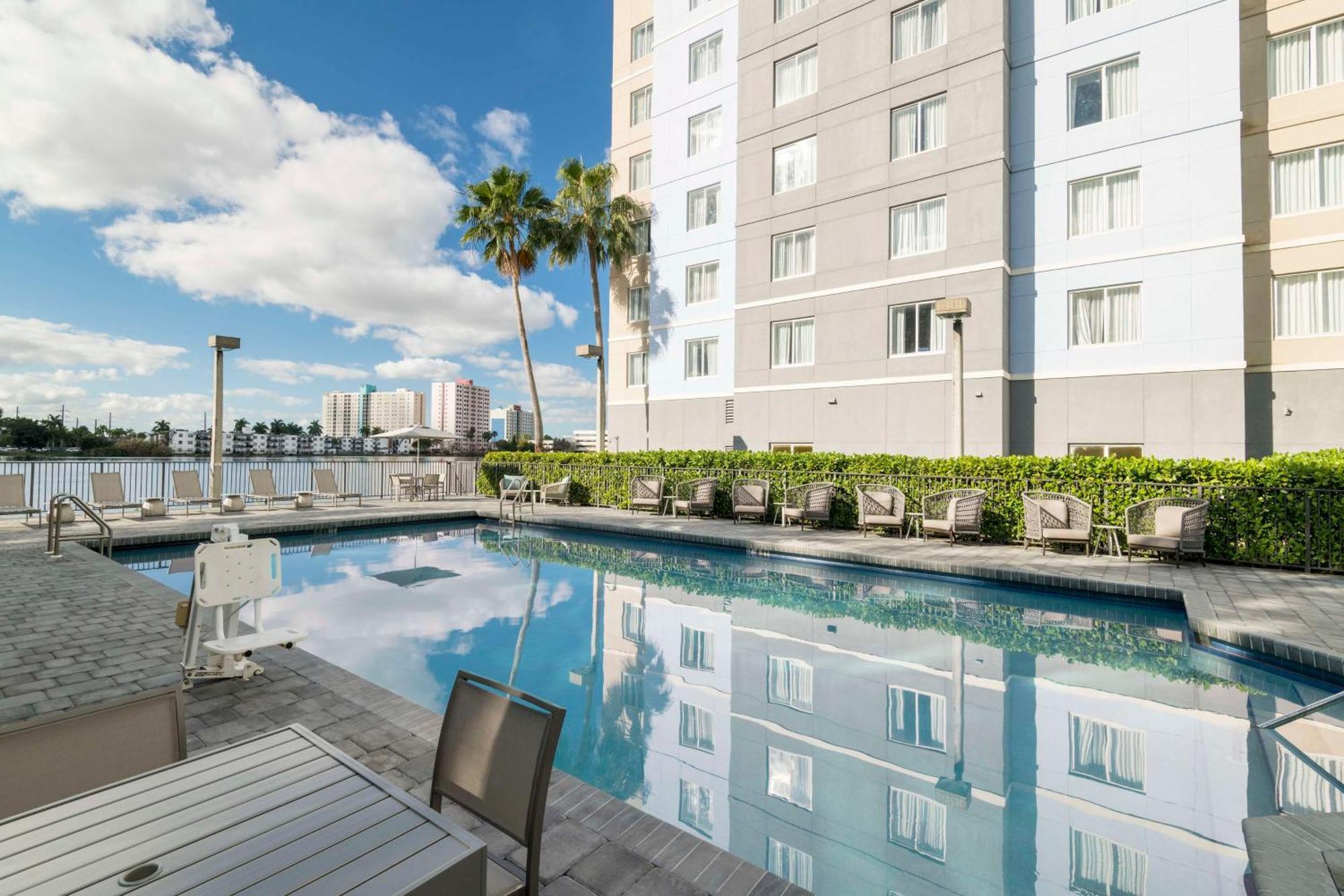 Homewood Suites Miami Airport/Blue Lagoon Exteriör bild